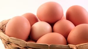 ¿Cuánto dióxido de carbono genera producir 12 huevos?