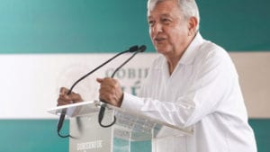 AMLO vuelve a cargar contra la avicultura comercial